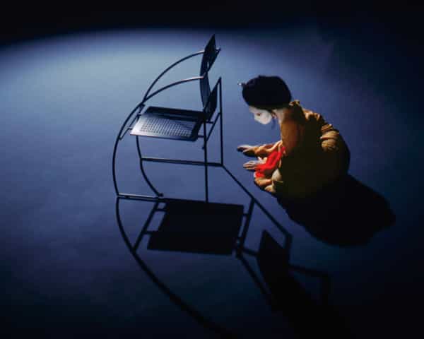 Carlotta Ikeda con sedia di Mario botta